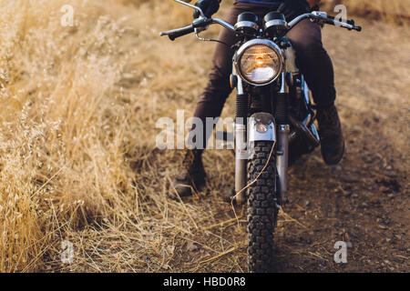 Homme assis sur moto, low section Banque D'Images