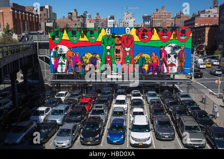 New York City stationnement automatisé de plusieurs étages rempli de voitures à côté de la ligne haute Banque D'Images