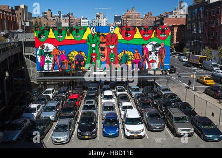 New York City stationnement automatisé de plusieurs étages rempli de voitures à côté de la ligne haute Banque D'Images