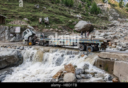 Réparties dans un camion Ford sur Lowari Pass dans le nord du Pakistan Banque D'Images