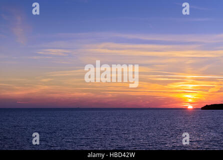 Magnifique coucher de soleil près de Sveti Stefan, Montenergo, Mer Adriatique Banque D'Images