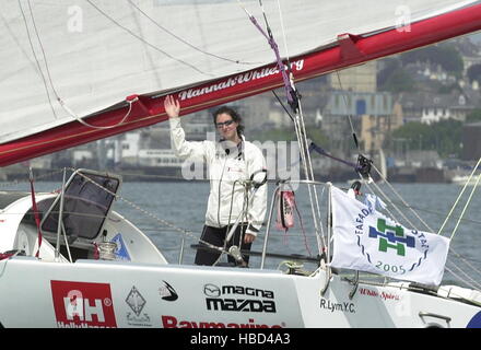 AJAXNETPHOTO. 29e mai 2005. PLYMOUTH, en Angleterre. - Moulin DE FARADAY 2005 OSTAR RACE - HANNAH WHITE (GBR) PLUS JEUNE CONCURRENT DANS LA COURSE QUI A COMMENCÉ À PARTIR DE PLYMOUTH AUJOURD'HUI. PHOTO:TONY CARNEY/ACME/AJAX REF:OSTAR03 Banque D'Images