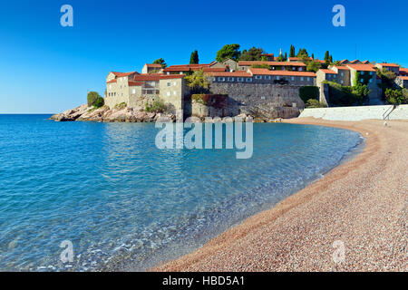 L'île de Sveti Stefan, château de la vieille ville vue depuis la plage. Le Monténégro, Europe Banque D'Images