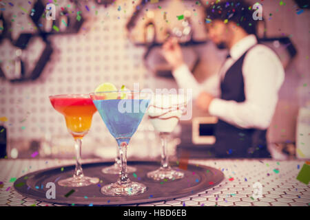 Image composite de divers cocktails sur plateau de service au comptoir du bar Banque D'Images