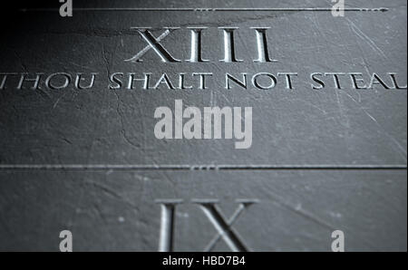 Un gros plan de rendu 3D des dix commandements gravés dans une tablette de pierre soulignant la huitième Banque D'Images