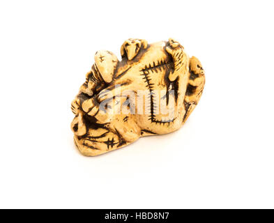 Netsuke japonais Daikoku avec un sac de riz et les rats. Banque D'Images