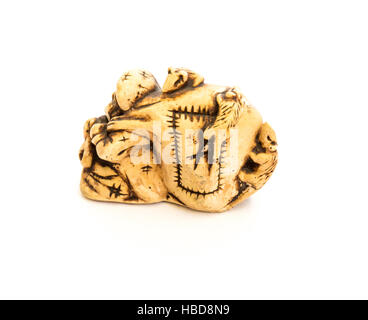 Netsuke japonais Daikoku avec un sac de riz et les rats. Banque D'Images