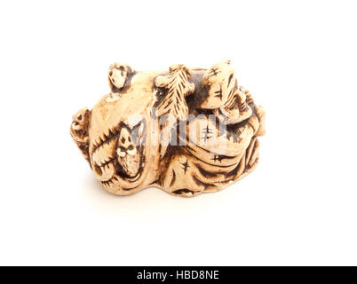 Netsuke japonais Daikoku avec un sac de riz et les rats. Banque D'Images