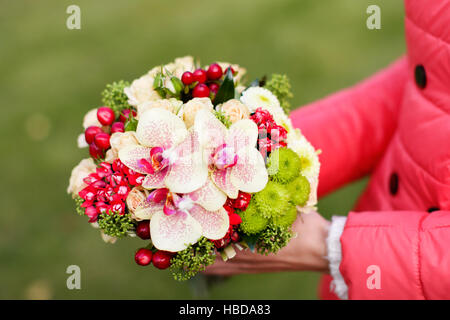 Riche bouquet élégant avec des baies rouges Banque D'Images