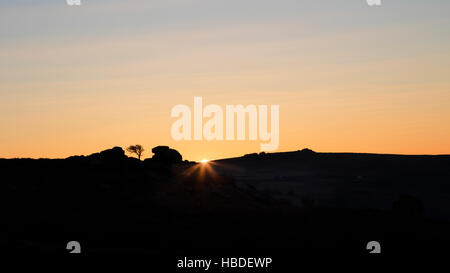 Coucher du soleil à Dartmoor avec la temporisation entre Holwell Tor Tor haut et Banque D'Images