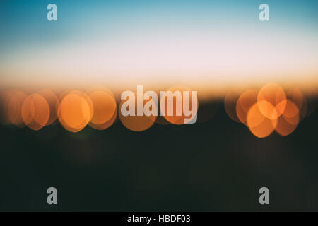 Résumé fond de couleur orange avec lumières bokeh bon effets de flou artistique, floue skyline après le coucher du soleil Banque D'Images