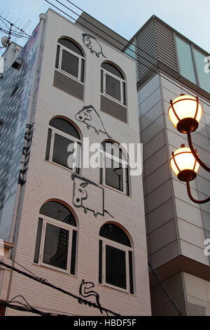 L'art de rue sur la façade d'un immeuble sur la rue Dotonbury à Osaka (Japon). Banque D'Images