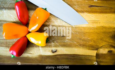 Paprika mixtes et le couteau sur une planche à découper Banque D'Images