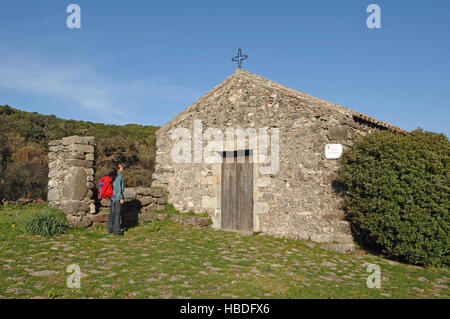 Le randonneur semble vieille église rurale de San Mauro, Villaverde, Sardaigne, Italie Banque D'Images