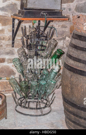 Bouteilles vides de vin en cave à vin Banque D'Images