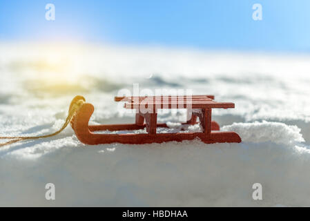 Petit traîneau rouge dans la neige dans un beau jour d'hiver Banque D'Images