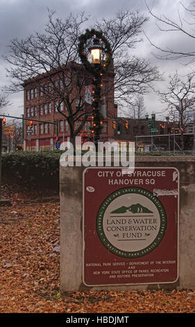 Syracuse, New York, USA. Le 3 décembre 2016. Fonds de conservation des terres et de l'eau Plaque dans Hanover Square, Syracuse, New York Banque D'Images