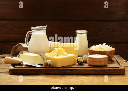 Assortiment de produits laitiers (lait, yogourt, fromage cottage, crème sûre) vie encore rustique Banque D'Images