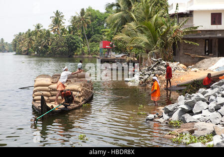 Barge à riz à l'atterrissage sur la rive en Alappuzha (Alleppey), Kerala, Inde, Banque D'Images