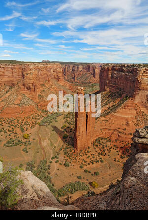 Le grès rouge spire de Spider Rock à Canyon de Chelly National Monument dans la Nation Navajo près de Dinant, vertical de l'Arizona Banque D'Images