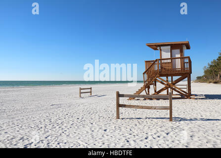 Lifeguard station sur le sable blanc de la plage de Coquina sur Anna Maria Island près de Bradenton, Florida Banque D'Images