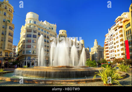 Fontaine sur la Plaza del Ayuntamiento de Valencia - Espagne Banque D'Images