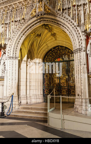 La porte de la chorale de la cathédrale de York Minster. L'un des plus beaux exemples de l'architecture gothique en Europe. Banque D'Images