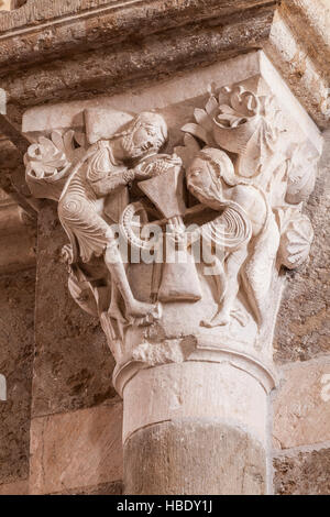 Une capitale dans la Basilique Sainte-Marie-Madeleine de Vézelay. La scène représente saint Paul la récolte de la masse de grain par Moïse. Banque D'Images