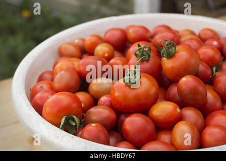 Les tomates rouges dans un plat blanc Banque D'Images