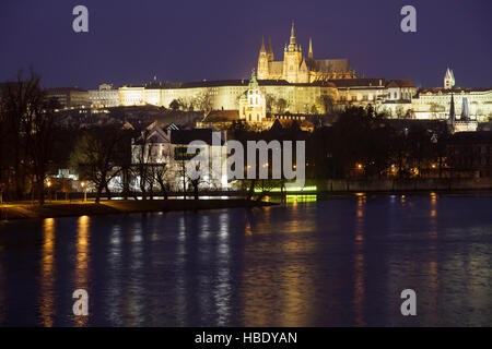 Vue sur le château sur la rivière Vlatva du plus Legií Bridge, Prague, République Tchèque Banque D'Images