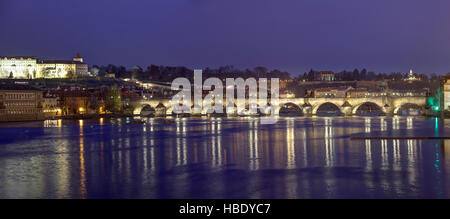 Vue sur le Pont Charles sur la rivière Vlatva du plus Legií Bridge, Prague, République Tchèque Banque D'Images