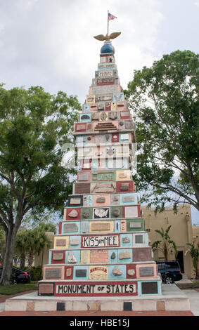 Le Monument of States à Kissimmee, en Floride, est un hommage imposant construit à partir de pierres représentant tous les états américains et les pays du monde entier. Banque D'Images
