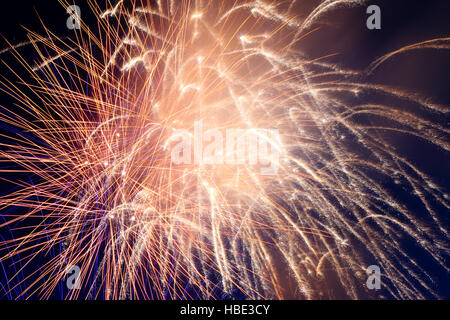 D'artifice de couleurs dans le ciel. Banque D'Images