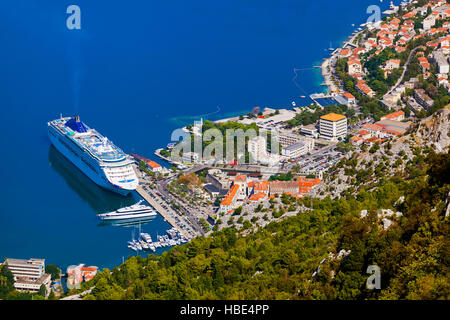 Bateau de croisière dans le Port de Kotor - Montenegro Banque D'Images