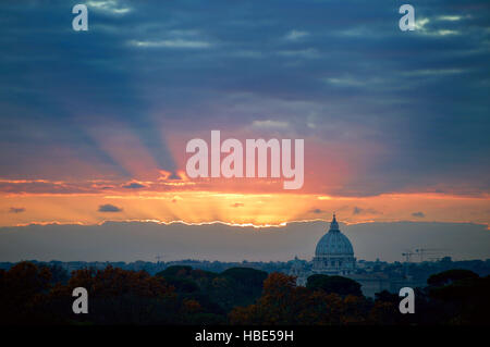 Les couchers de soleil sur le fait de la Basilique St Pierre au Vatican le 2 décembre 2016 à Rome, Italie. Banque D'Images