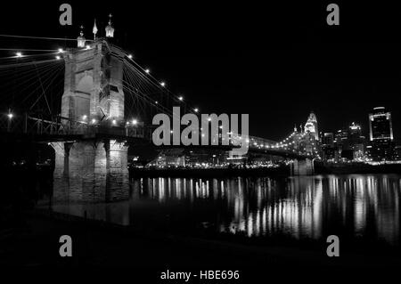 Les Roebling pont au-dessus de la rivière Ohio à Cincinnati, Ohio. Banque D'Images