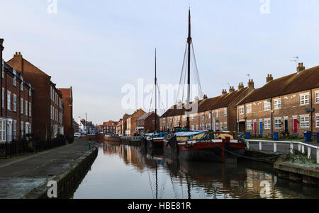 Rénové péniche amarrée le long du canal (Beck) sur un matin calme, lumineux en automne flanquée de maisons en rangée. Banque D'Images