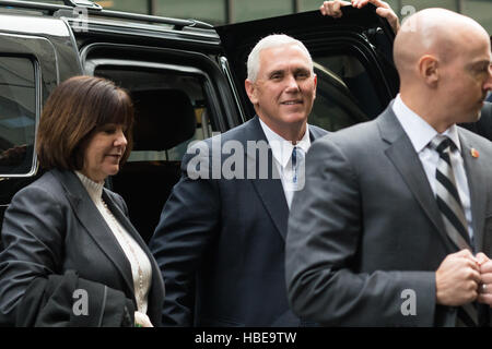 New York, États-Unis. Le 05 mai 2016. Vice-président élu Mike Pence et sa femme Karen Pence arriver au Trump Tower à New York, NY où M. Pence est prévu de tenir une série de réunions avec le président élu, Trump concernant les questions de la formation du cabinet. Credit : Albin Lohr-Jones/Pacific Press/Alamy Live News Banque D'Images