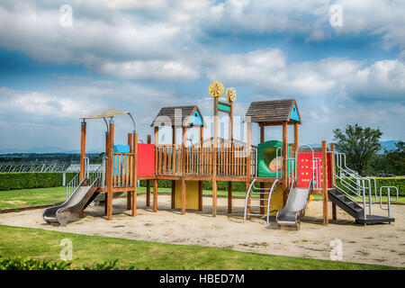 Aire de jeux colorée sur chantier dans le parc. Banque D'Images