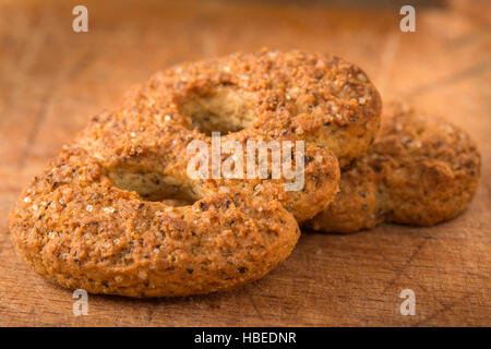 La farine de sarrasin cookies faits maison avec du sucre brun sur fond de bois Banque D'Images