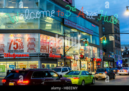 Les activités d'achats de Noël dans le moyeu dans le quartier de Melrose du Bronx à New York Samedi, Décembre 3, 2016. (© Richard B. Levine) Banque D'Images