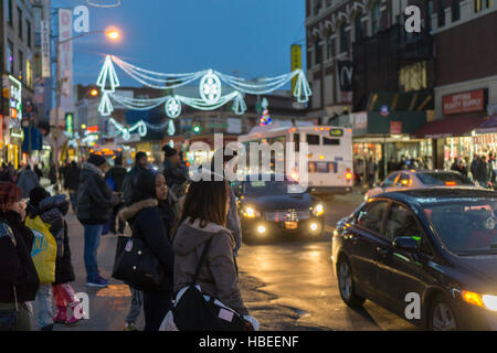 Les activités d'achats de Noël dans le moyeu dans le quartier de Melrose du Bronx à New York Samedi, Décembre 3, 2016. (© Richard B. Levine) Banque D'Images