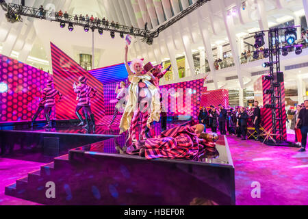 Danseurs costumés effectuer une version contemporaine de 'Casse-Noisette' ballet à un événement de marque de cosmétiques MAC dans l'Oculus à New York, le vendredi 2 décembre 2016. Le pop-up et la performance a été un événement promotionnel pour MAC Cosmetics limited edition 'Nutcracker Sweet' ligne de maquillage. Outre les visiteurs de divertissement ont été traités à l'aide du maquillage) par les cosmétologues nouvelle ligne. (© Richard B. Levine) Banque D'Images