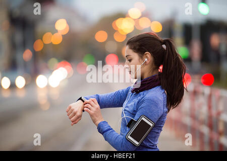 Jeune femme en bleu noir tournant dans la ville Banque D'Images