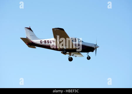 Piper PA28 Cherokee Warrior près de l'Aérodrome de Wellesbourne, Warwickshire, UK (G-BSCY) Banque D'Images