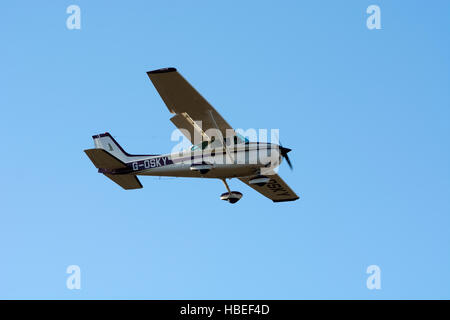 Cessna 172 Skyhawk approchant Wellesbourne aérodrome, Warwickshire, UK (G-OSKY) Banque D'Images