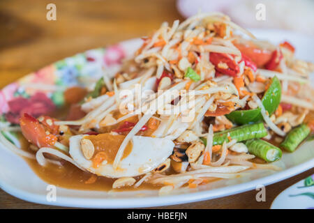 Som Tum ou salade de papaye, la papaye Pok Pok, une cuisine traditionnelle thaïlandaise, populaires de la nourriture thaïe. Style de vie encore rustique. Somtum : le crabe. Banque D'Images