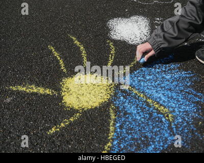 Dessin enfant méconnaissable à la craie sur l'asphalte Banque D'Images
