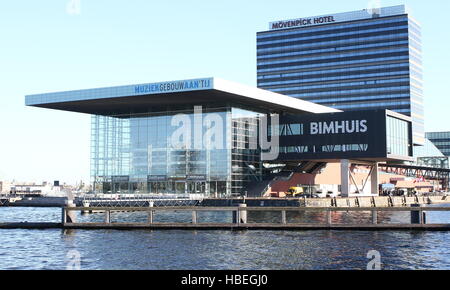 Salle de Concert Muziekgebouw aan 't IJ (musique classique) & Bimhuis (Jazz) à la rivière IJ, Amsterdam, Pays-Bas - Mövenpick Hotel Banque D'Images