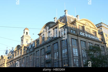 Façade du grand magasin Bijenkorf monumental dans le centre-ville d'Amsterdam, à l'angle de la place du Dam et le Damrak Banque D'Images